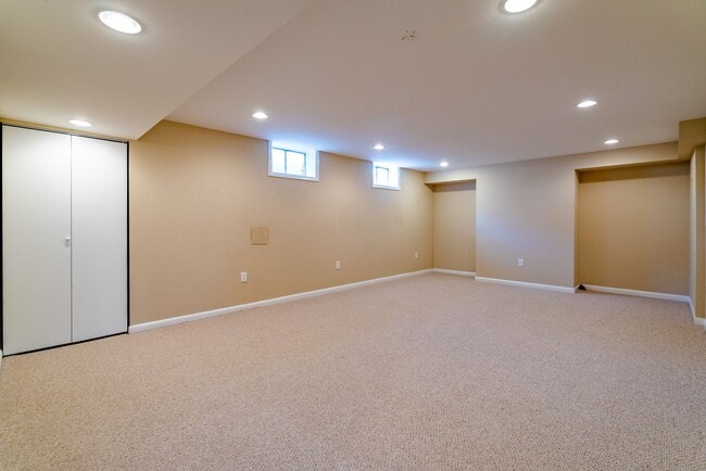 Building Photo - Gorgeous 4 Bed 3 Bath Brick Home In Serene Hollindale