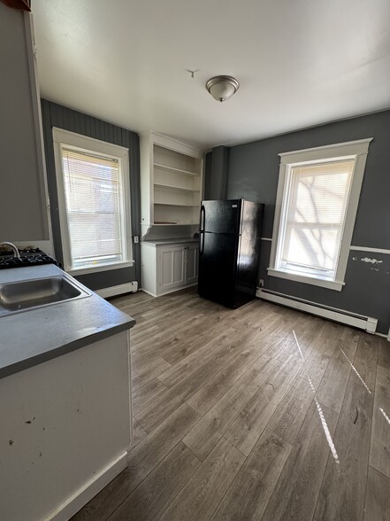 LARGE KITCHEN FOR BIG DINING ROOM TABLE - 108 Winnikee Ave