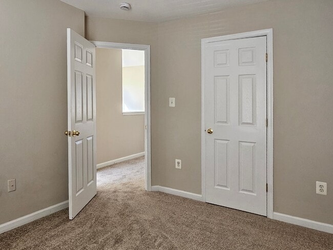 Building Photo - 4 BR Townhouse in Idlewild