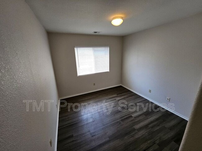 Building Photo - 3533 Des Moines Dr