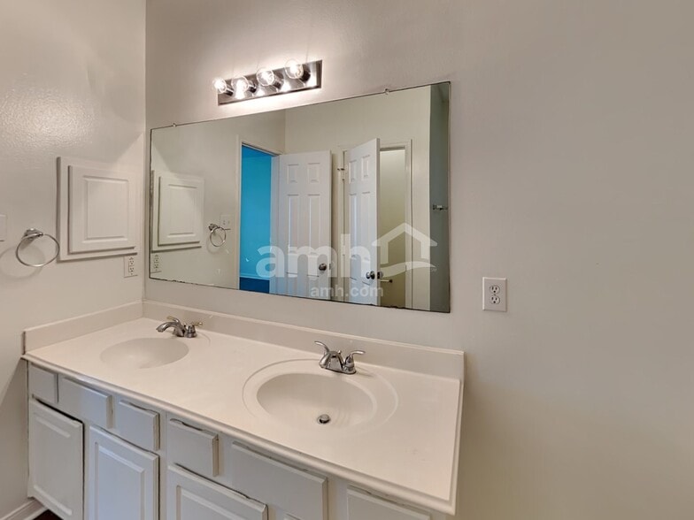 Building Photo - 3043 Crestbrook Bend Ln