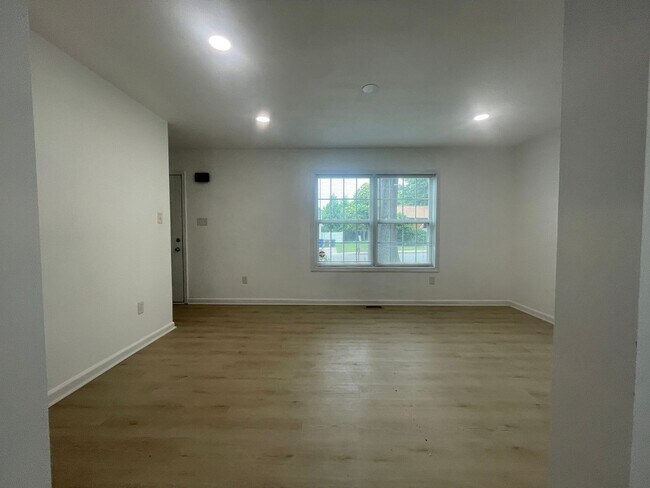 Building Photo - 100 Gibson Park Dr