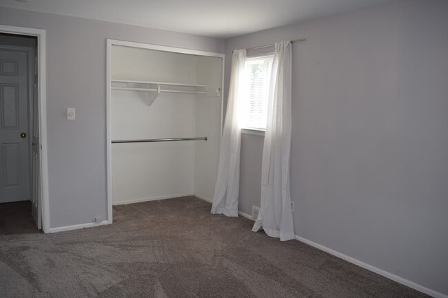 Building Photo - BEAUTIFULLY RENOVATED AND SPACIOUS COLONIA...