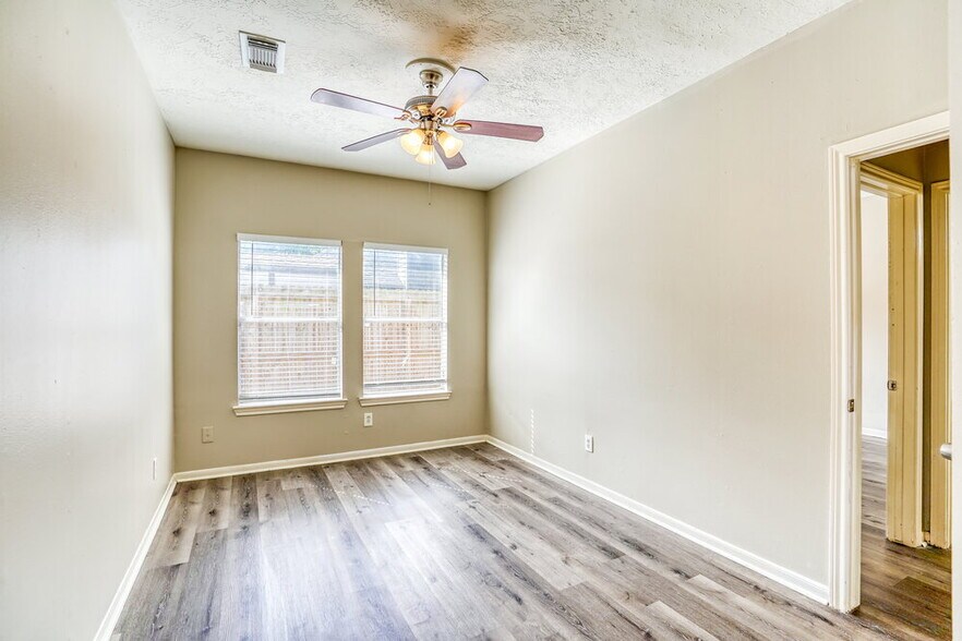 Building Photo - 6615 Bluebottle Ln