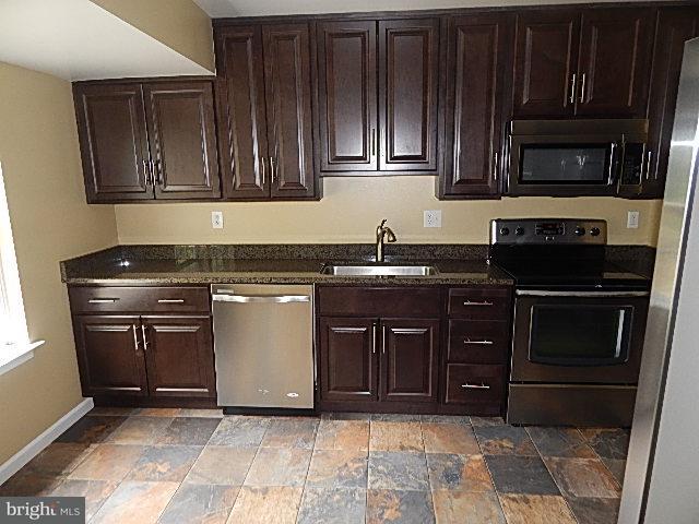 Kitchen - 906 Wrigley Pl