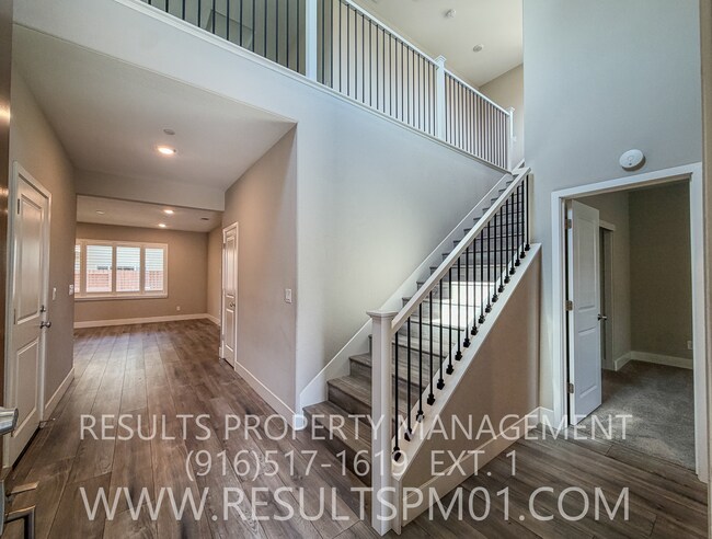 Building Photo - 587 River St