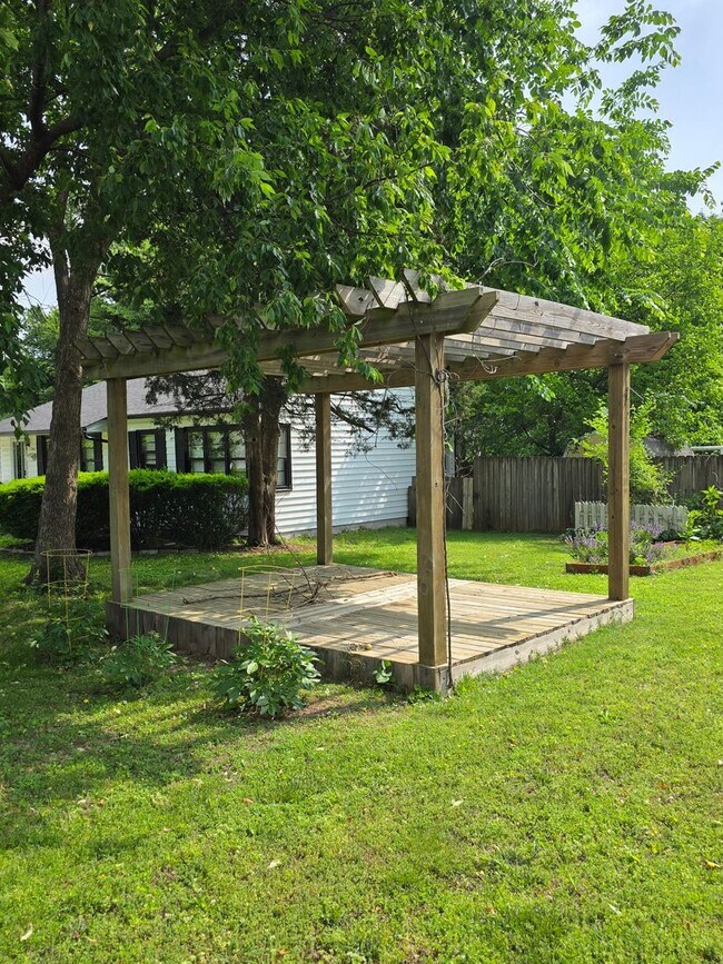 Building Photo - Great 3 bed 2 bath in the beautiful Meadow...
