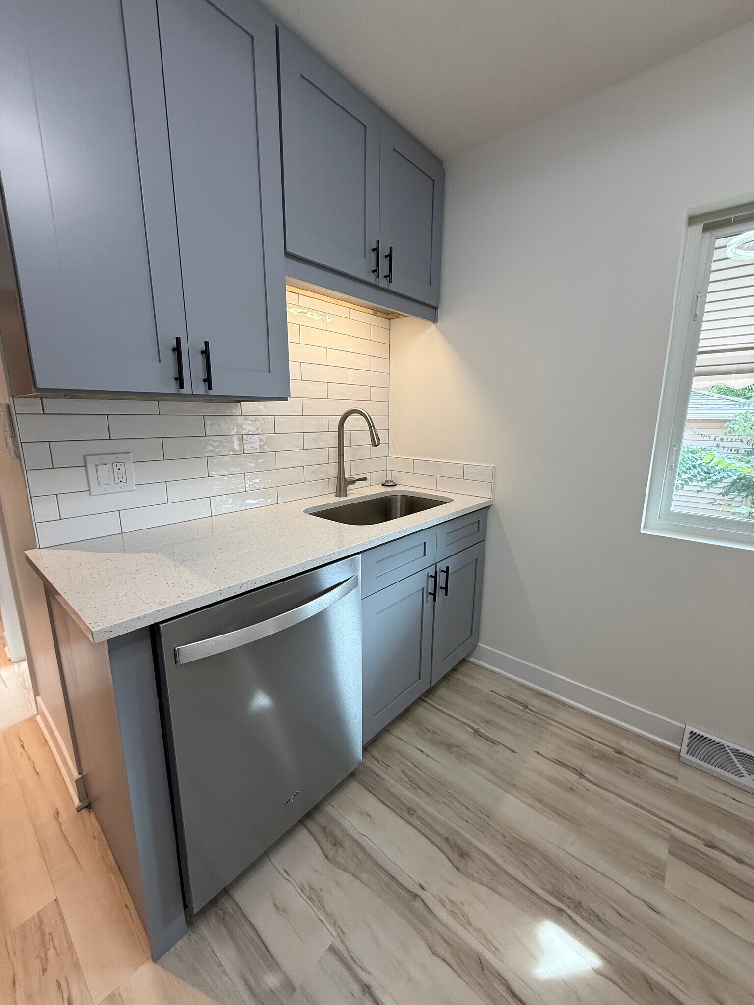 Kitchen Dishwasher:Quartz Countertops - 470 E Vallette St