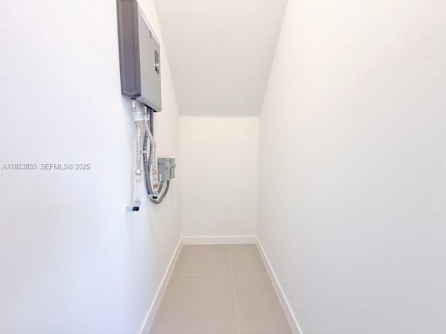 Building Photo - 196 NE 13th Ave