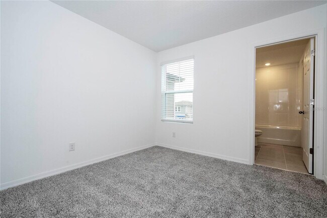 Building Photo - Elegant & Comfortable Home with Granite Kitchen in Prime St. Cloud Location