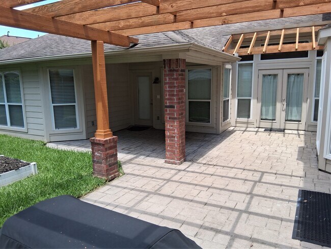 Building Photo - 17010 Poplar Hill St