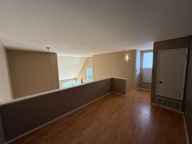 Building Photo - Spacious 1-Bedroom Condo in Quiet Hilltop ...