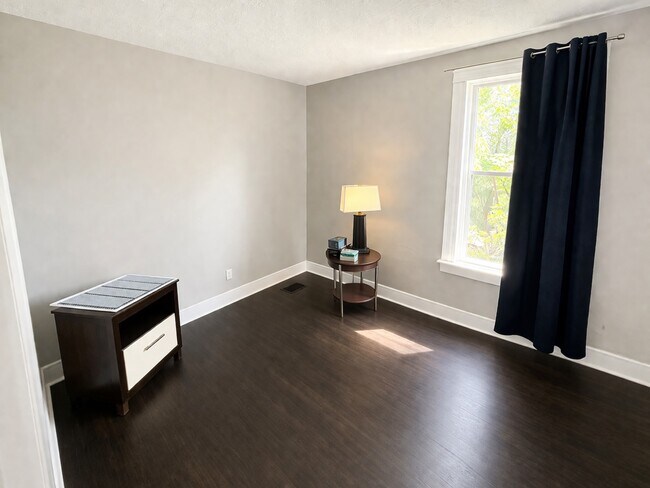 Building Photo - 818 Broad St