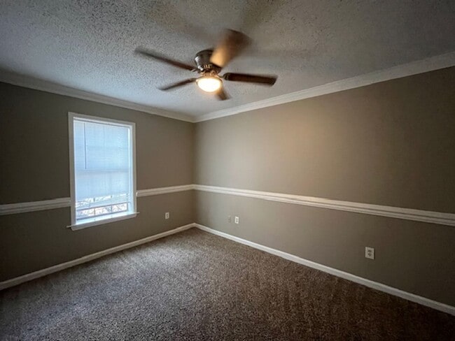 Building Photo - Renovated 3 Bedroom 2 Bath Townhome for Rent!