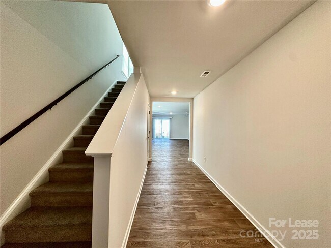 Building Photo - 1605 Blue Velvet Ln