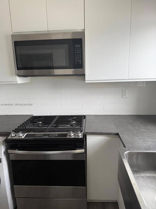 Building Photo - 9281 W Bay Harbor Dr