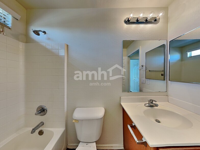 Building Photo - 2827 S 74th Dr