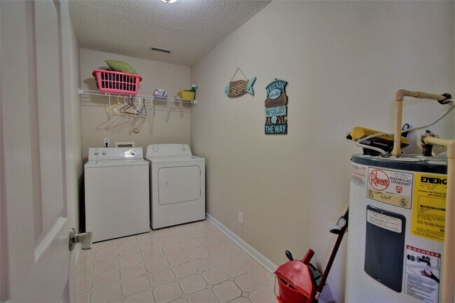 Building Photo - Surf City - 3BR 2BA Pet Friendly Cottage O...