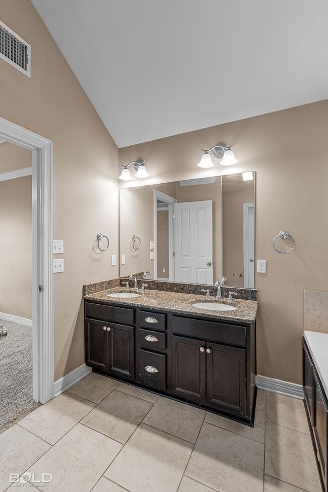 Building Photo - 709 Bianca St