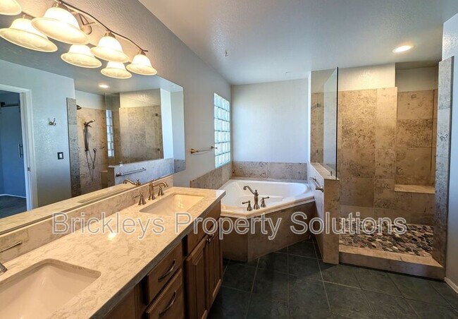 Building Photo - 2340 W Myrtle Dr