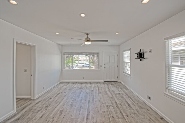 Building Photo - 344-348 Calle Miramar