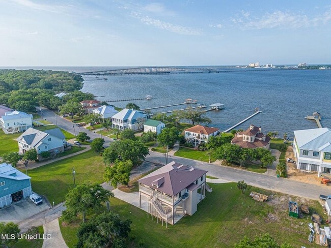 Building Photo - 238 Lovers Ln