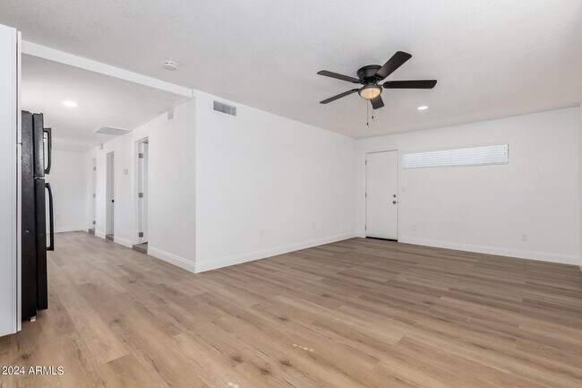 Building Photo - 723 E Sunnyslope Ln
