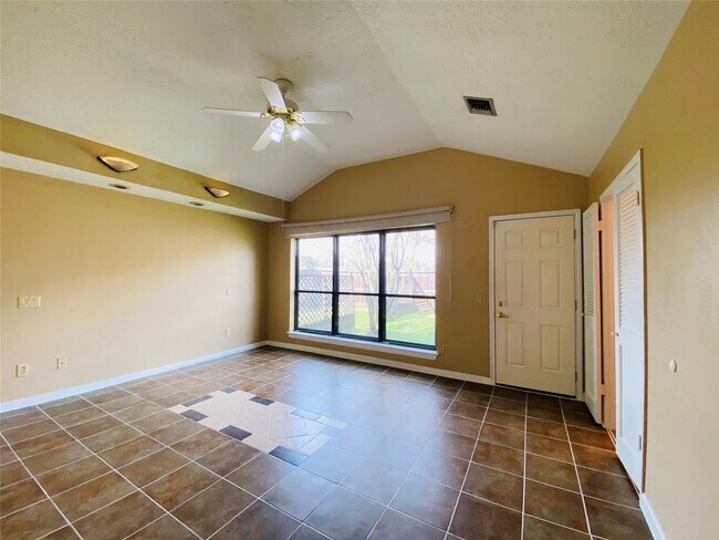 Building Photo - 2001 Highland Hills Dr