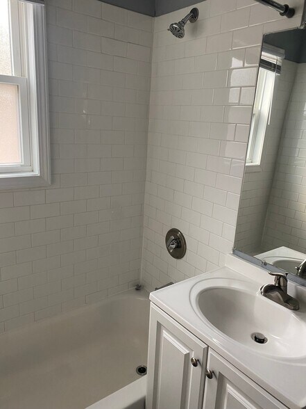 Building Photo - 1338 Wentworth Ave