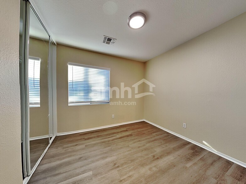 Building Photo - 2605 S Devonna Ln