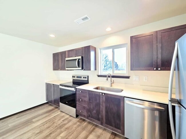 Building Photo - 1214 N Baker Ave