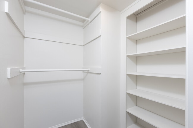 Building Photo - 1411 N Sunrise Way