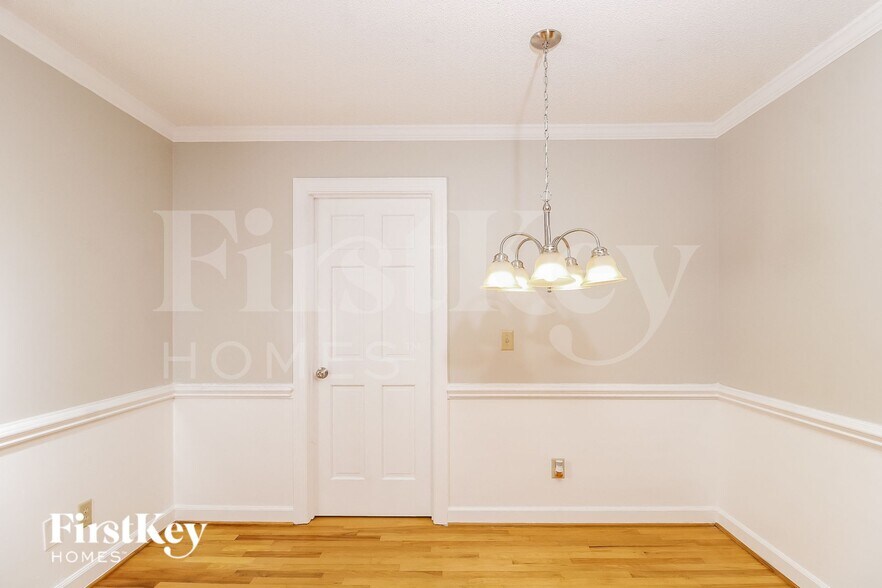 Building Photo - 402 Willow Spring Ct