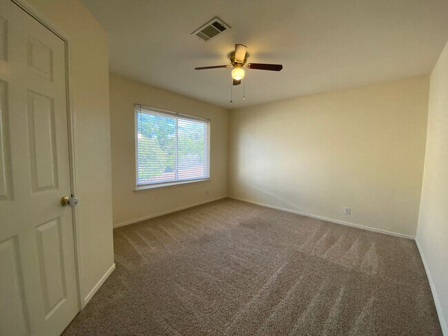 Building Photo - Spacious 4-Bedroom Home for Rent in Encino...
