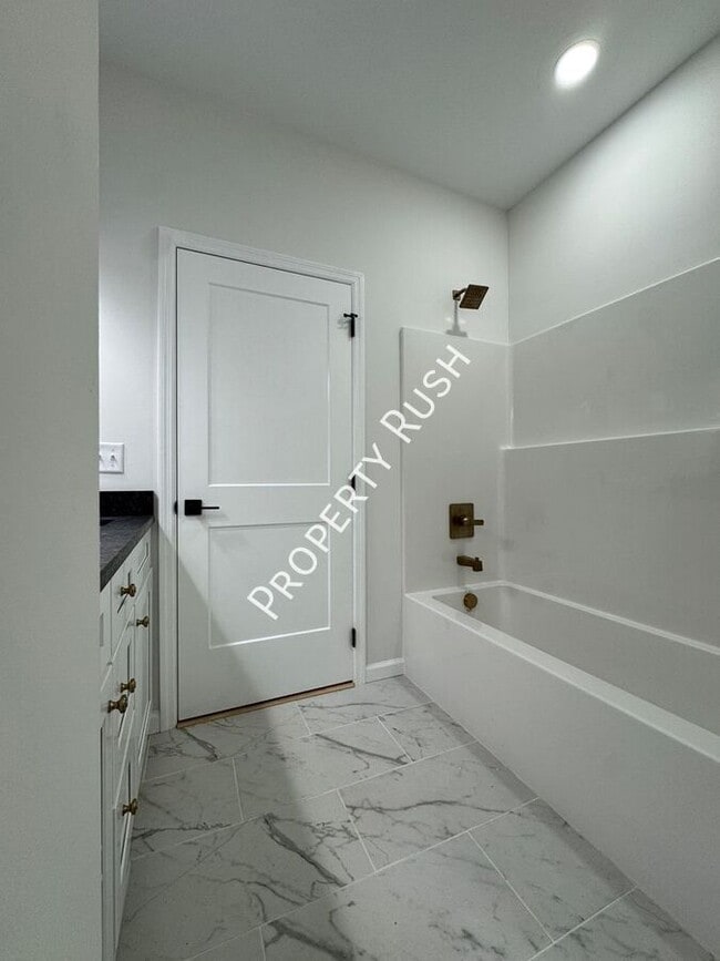 Building Photo - 1852 Wilberforce St