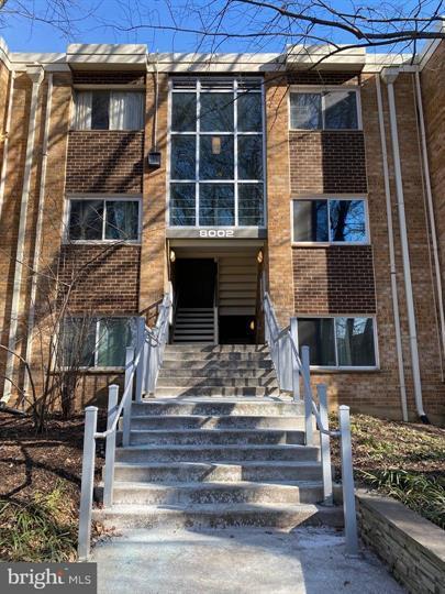Building Photo - Spacious top-floor garden condo with updat...