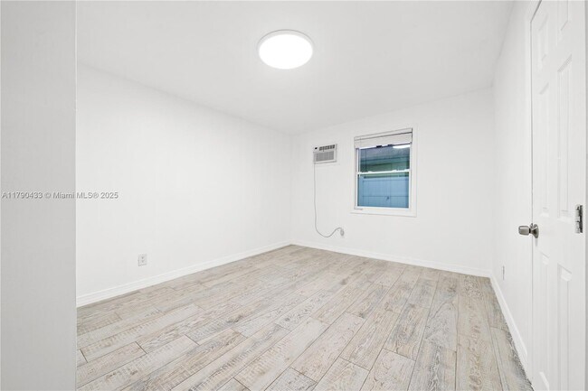 Building Photo - 1041 NE 9th Ave