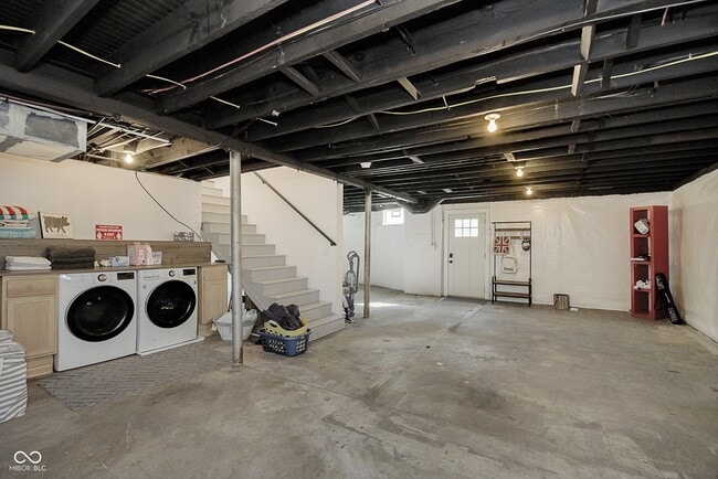 Building Photo - 825 Iowa St