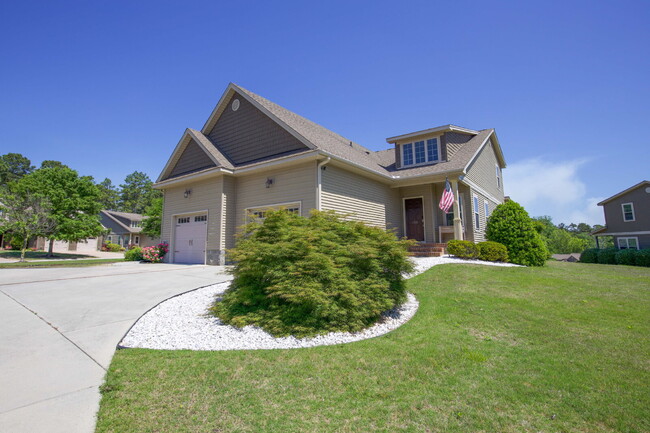 Building Photo - Charming End-Unit Townhome in Southern Pines