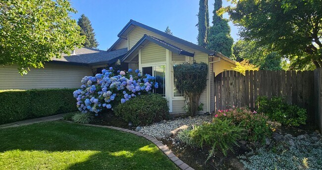 Building Photo - 3083 Funston Dr