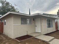 Building Photo - Clean 3 Bedroom / 1.5 Bathoroom House in T...