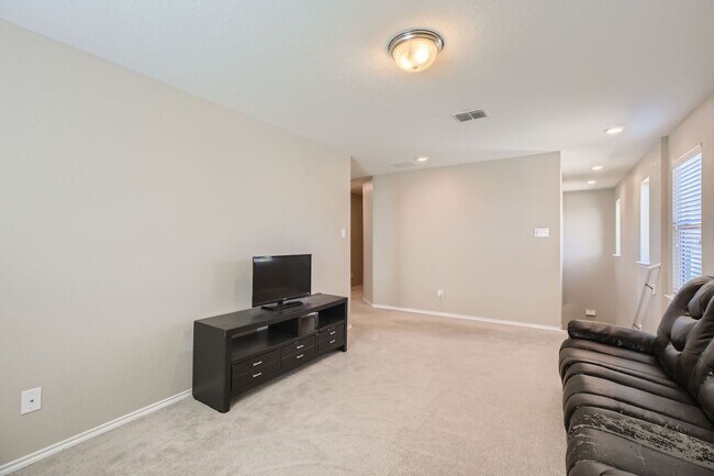 Building Photo - HALF OFF First Month Rent: 3 Bed/2.5 Bathroom~ Multiple Living Spaces~ Located near Lackland AFB!