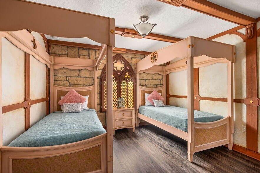 Building Photo - 8988 Stinger Dr