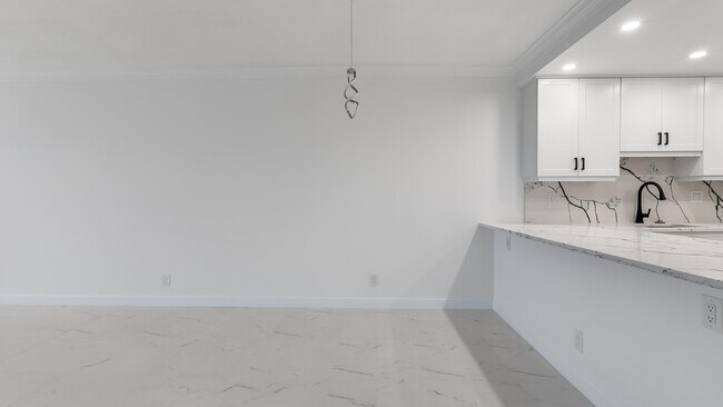 Building Photo - 3000 N Palm Aire Dr