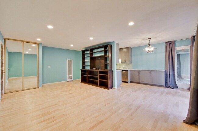 Primary Photo - 280 Easy St