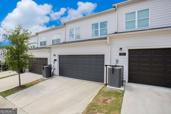 Building Photo - 1961 James Red Moore Blvd