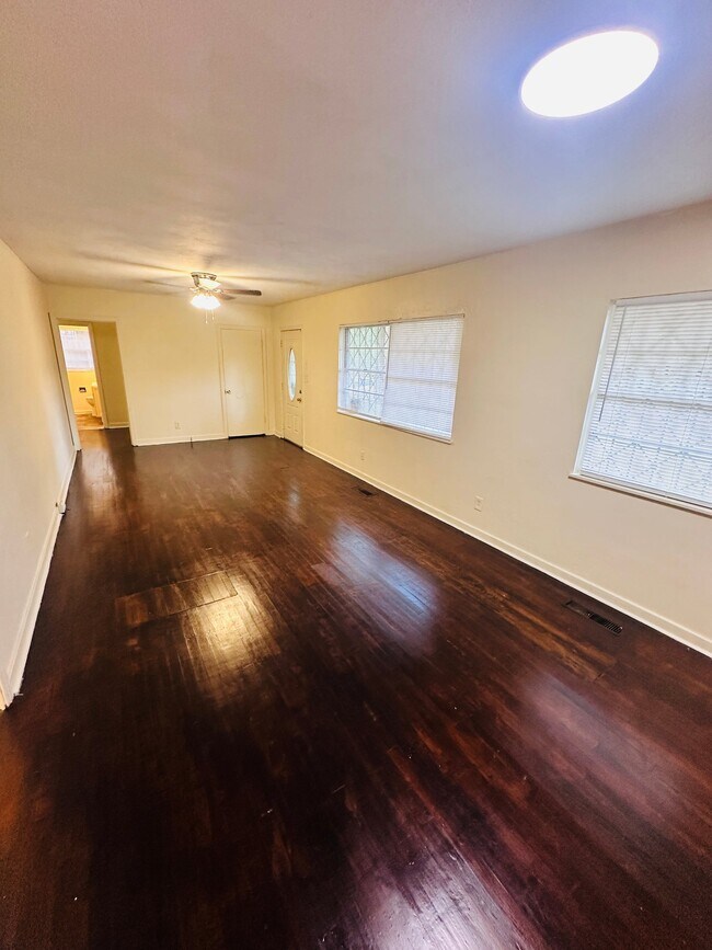 Building Photo - 722 Myrtlewood Dr