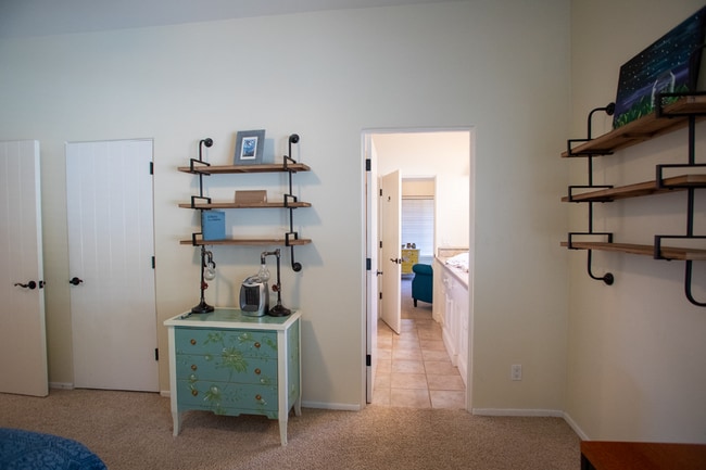 Building Photo - Janin Acers - Pool - Pet Friendly - FURNISHED OR UNFURNISHED