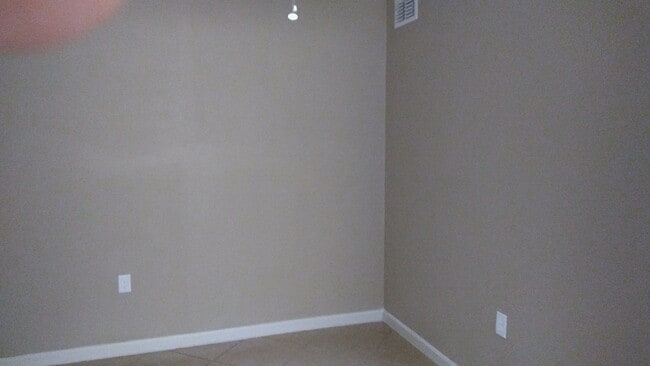 Building Photo - Spacious 3 Bedroom Townhome
