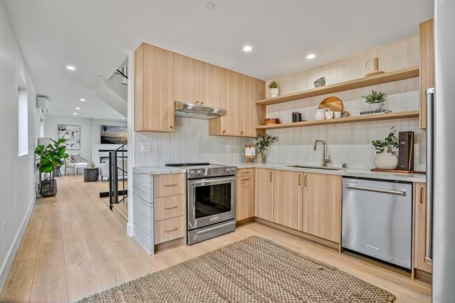 Building Photo - 2124 San Clemente St